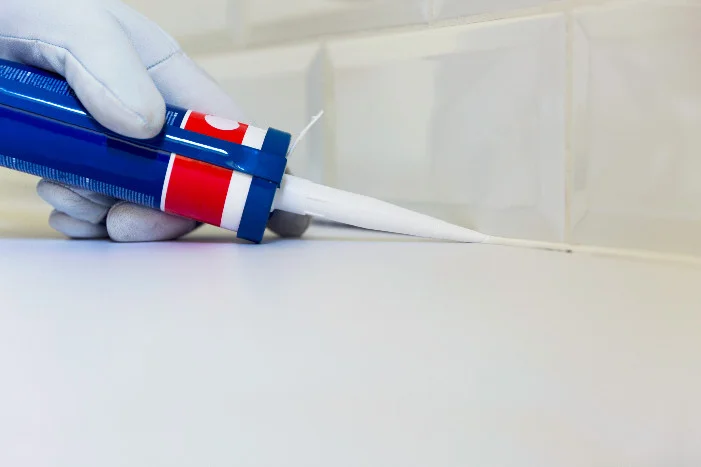 Hand mit Kartuschenpistole